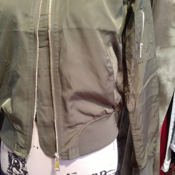 🎈 Forever 21 Satin Bomber Lightweight Jacket, NWT - Picture 3 of 8